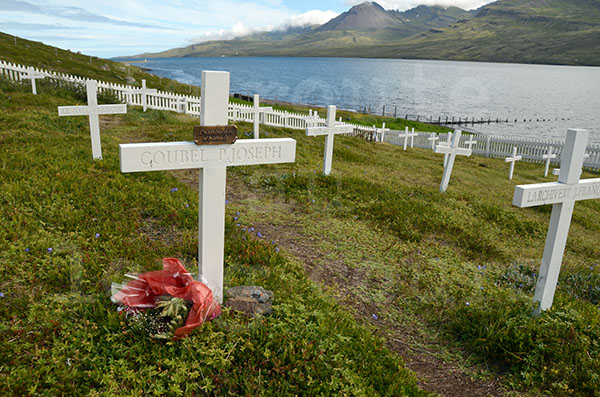 islande FASKRUFJORDUR cimetière français croix tombes marins