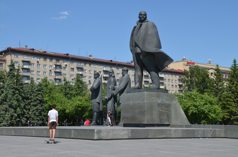 russie par la route sibérie Novossibirsk statue de lénine philharmonique