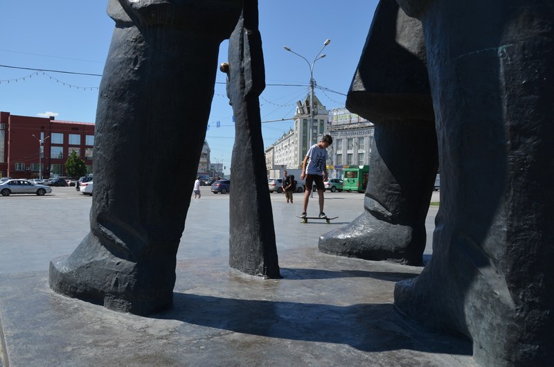russie par la route sibérie Novossibirsk statue de lénine devant le philharmonique