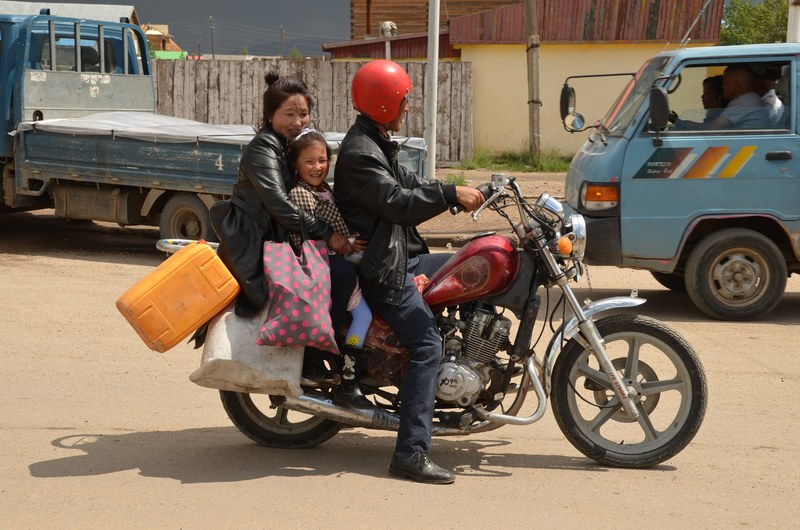 russie mongolie par la route karakorum moto camion rencontre gens mongols famille