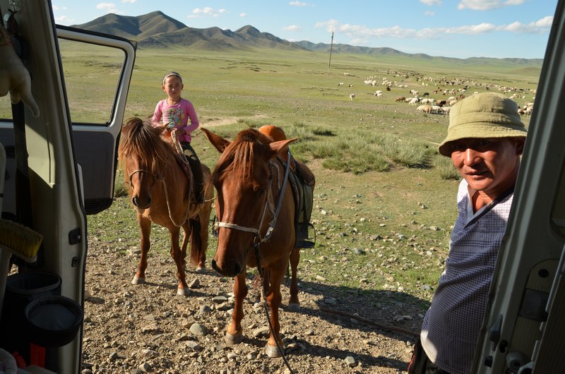 russie mongolie par la route rencontre gens mongols famille steppe troupeau chevaux moutons chevres