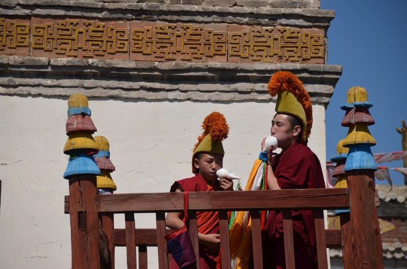 russie mongolie par la route karakorum temple monastere religion priere appel moines
