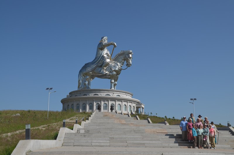 russie mongolie par la route statue Gengis Khan steppe