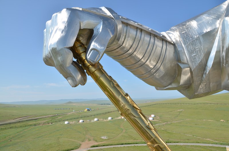 russie mongolie par la route statue Gengis Khan steppe yourtes gers