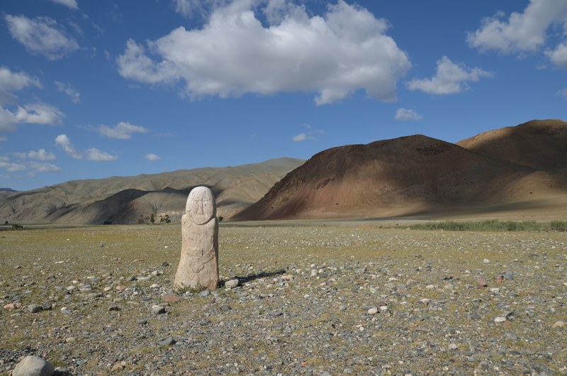 russie mongolie par la route altai altaï archeologie histoire statue deer stone