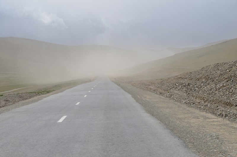 russie mongolie par la route altai altaï col montagne vent poussière violent