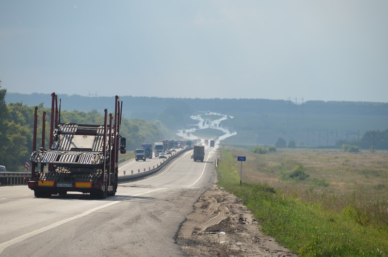 russie mongolie par la route autoroute camions voitures circulation traffic