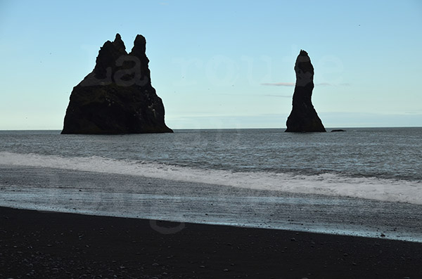 islande vik Reynisfjara plage sable cendre noir rocher troll océan