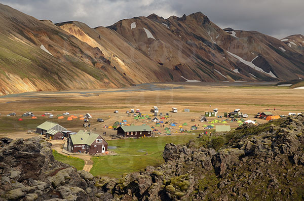 islande landmannalaugar montagnes couleurs refuge tentes voyageurs visiteurs camping