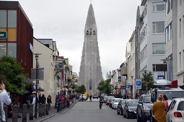 islande reykjavik centre ville rue skolavordusttigur cathédrale église hallgrimskirkja
