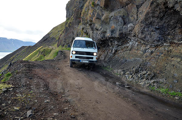 islande péninsule de pingeyri piste route montagne falaise vw t3 volkswagen transporter syncro