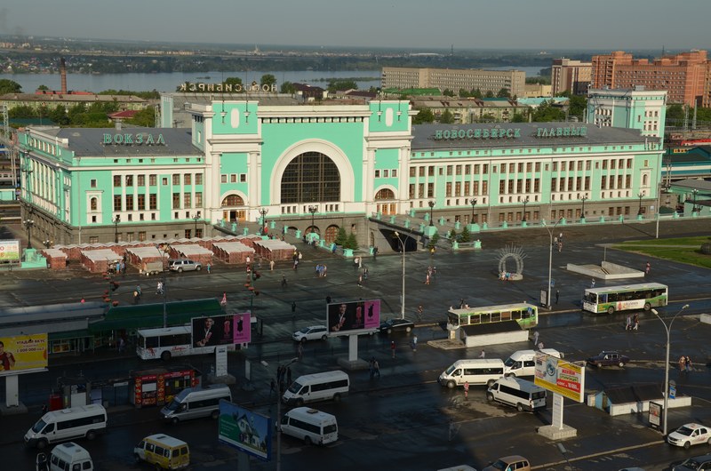 russie par la route sibérie Novossibirsk gare chemin de fer fleuve ob