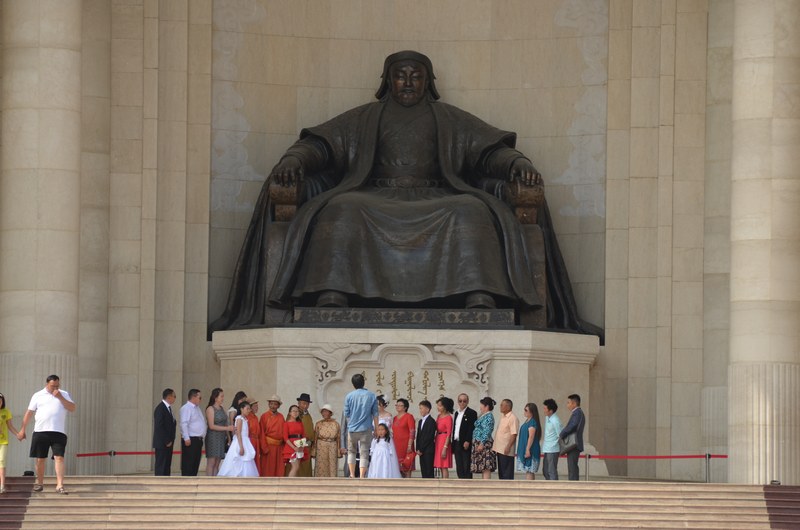 russie mongolie par la route ulan bator oulan bator parlement statue gengis khan mariage