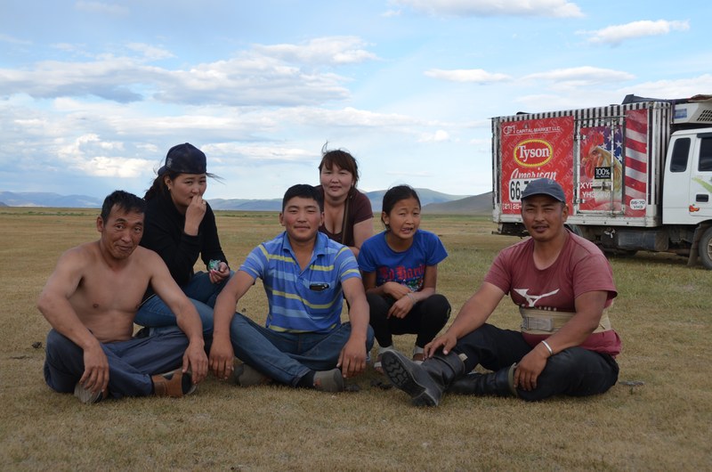 russie mongolie par la route camion rencontre gens mongols famille steppe