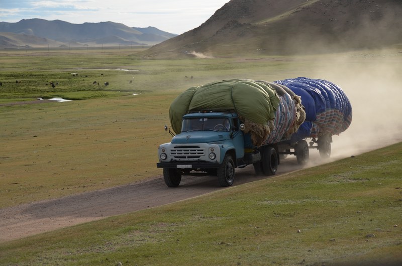 russie mongolie par la route camion route piste steppe chargement laine chevre