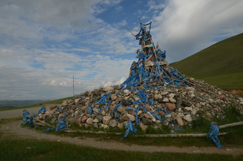 russie mongolie par la route col balise ovoo croyances