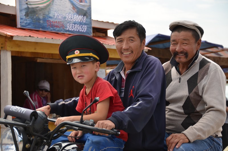 russie mongolie par la route moto rencontre gens mongols famille