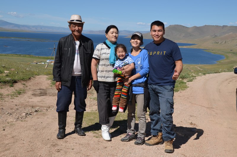 russie mongolie par la route rencontre gens mongols famille steppe
