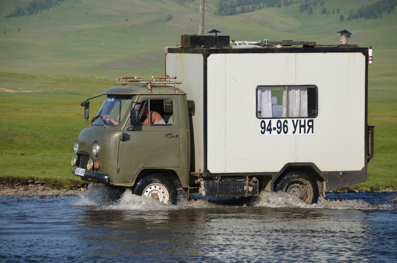 russie mongolie par la route van camionnette UAZ camping car gué