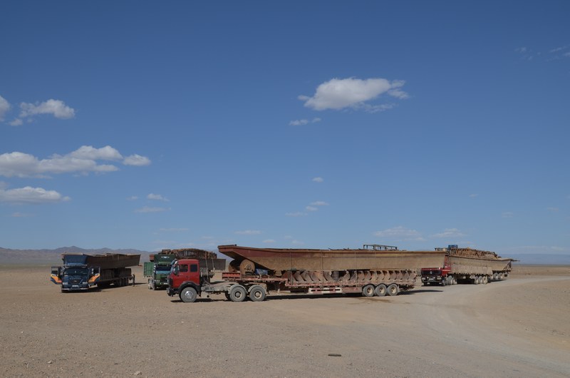 russie mongolie par la route desert gobi steppe camions convoi exceptionnel