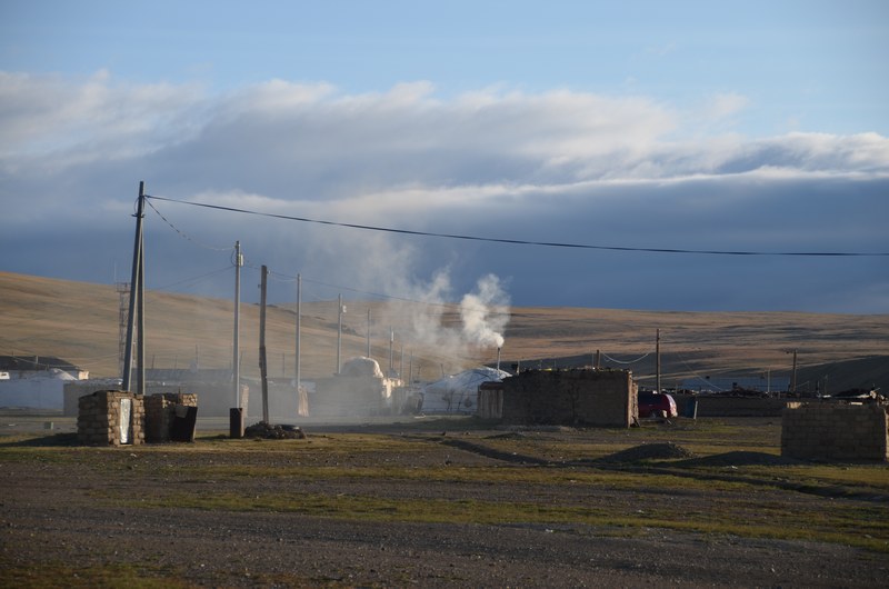 village frontiere Mongolie Russie altai altaï maisons yourtes gers matin altitude