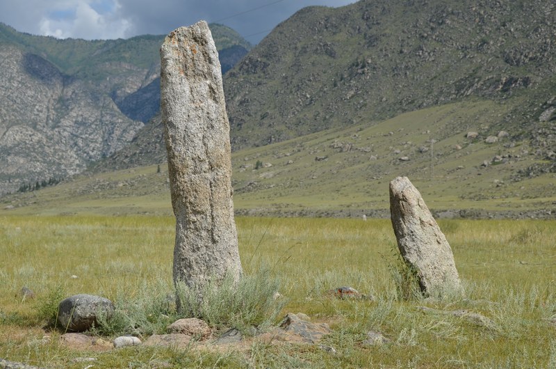 russie mongolie par la route altai altaï archeologie histoire statue deer stone