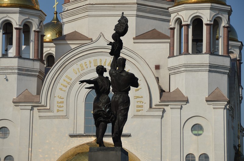 russie mongolie par la route oural ural ekaterinbourg ekaterinburg cathédrale sur le sang versé statue soviétique symboles